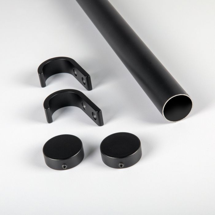 Zwart metalen wandkleed ophangsysteem: stang, twee beugels en twee einddoppen.