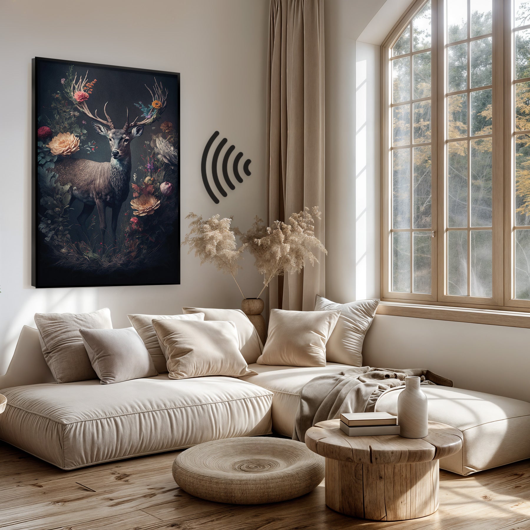 Akoestisch paneel Hert boven een lichte bank in een woonkamer.