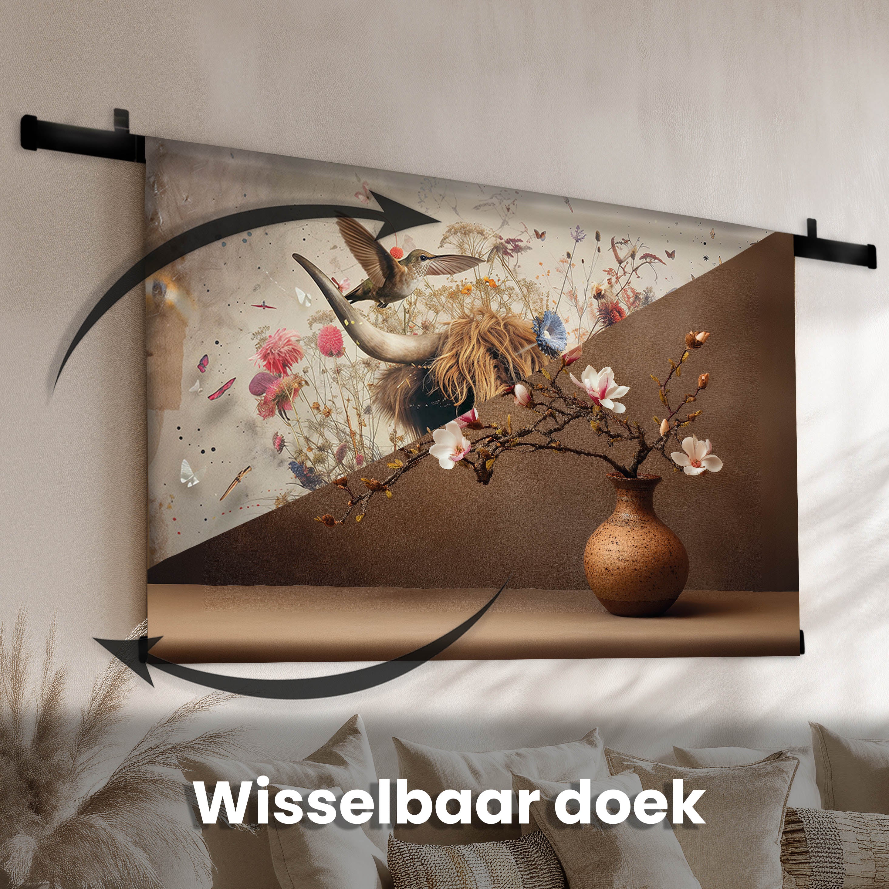 Wisselbaar wandkleed met twee designs: een bloemrijke stier en een vaas met bloesemtakken.