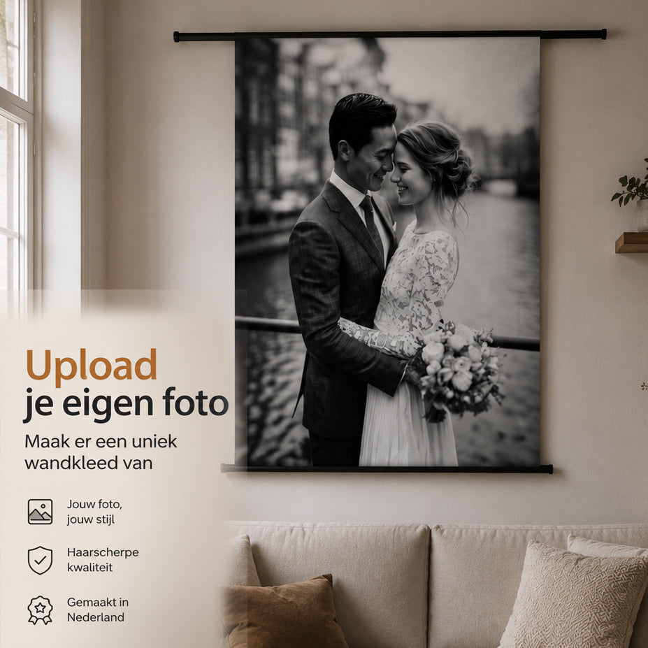Eigen trouwfoto als staand wandkleed met zwarte roedes, met de tekst Upload je eigen foto.