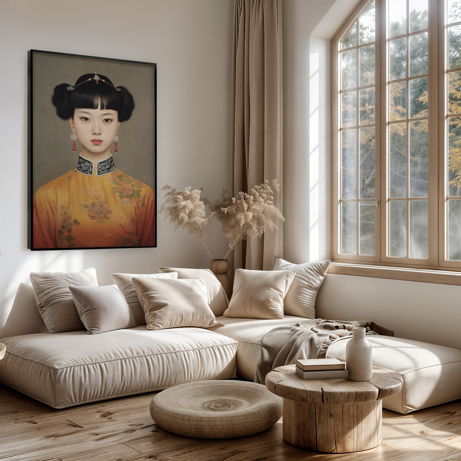 Artframe Keizerin boven een lichte bank in een woonkamer.
