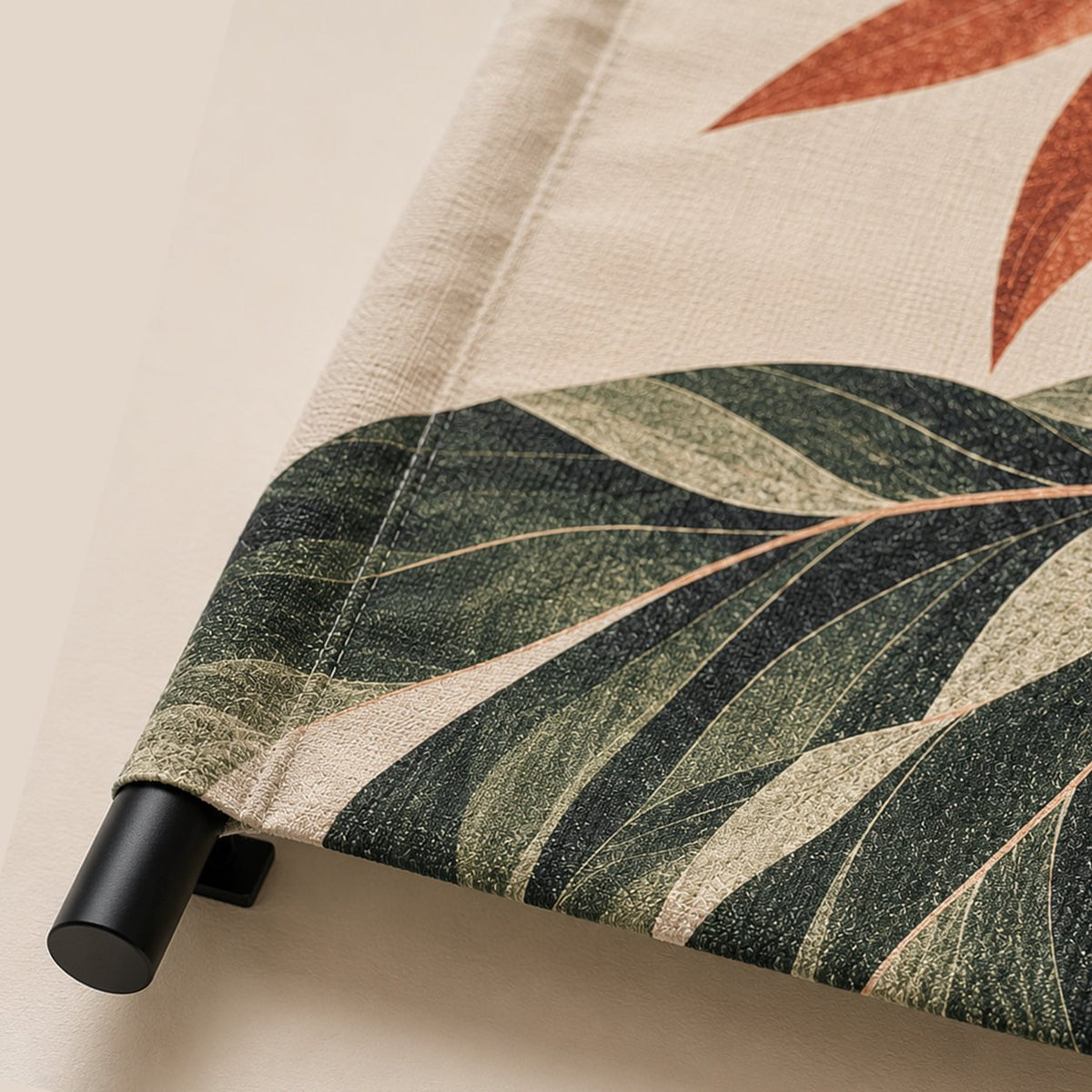Wandkleed close-up met zwarte aluminium roede