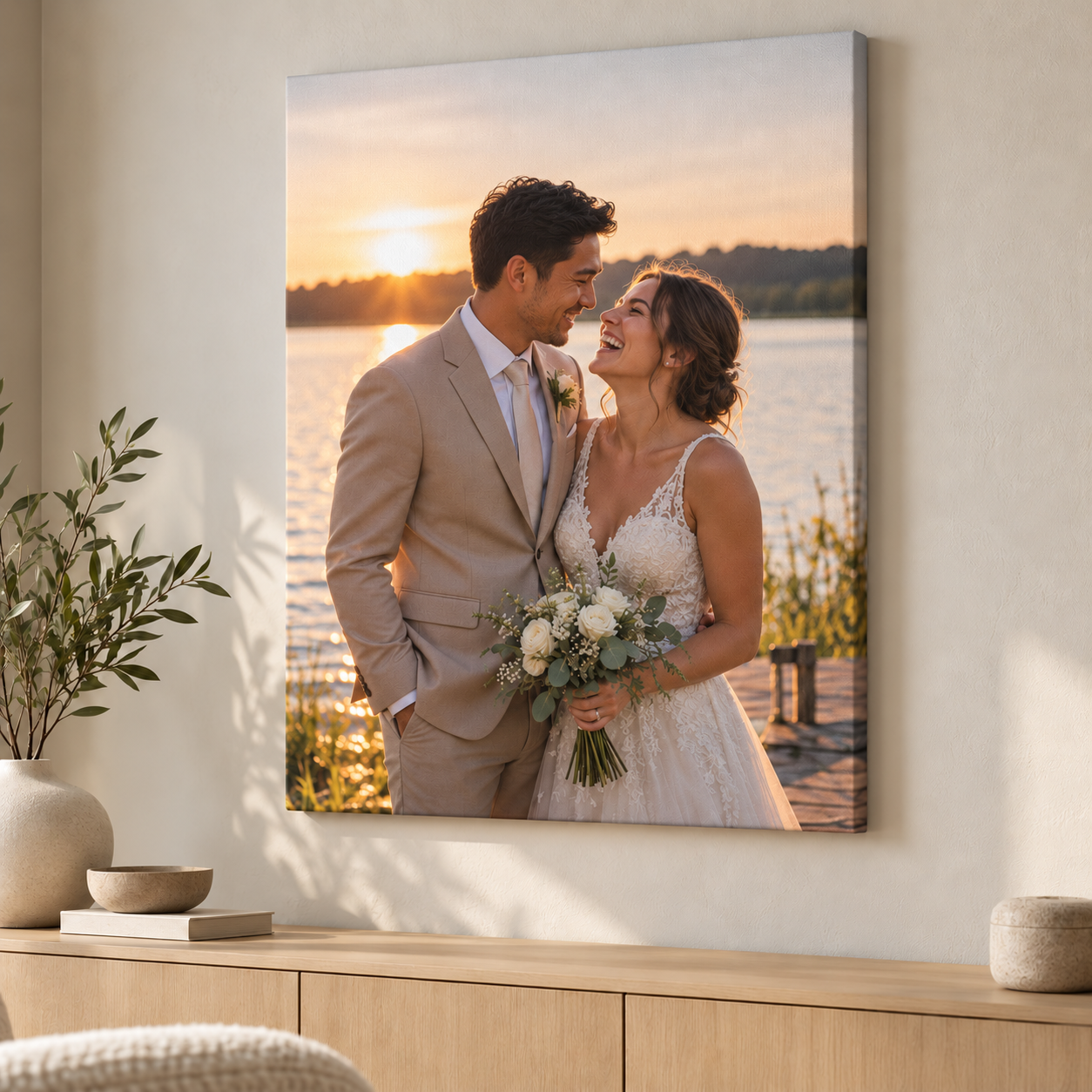 Voorbeeld van een persoonlijke trouwfoto op canvas, zonder baklijst, in een licht interieur.