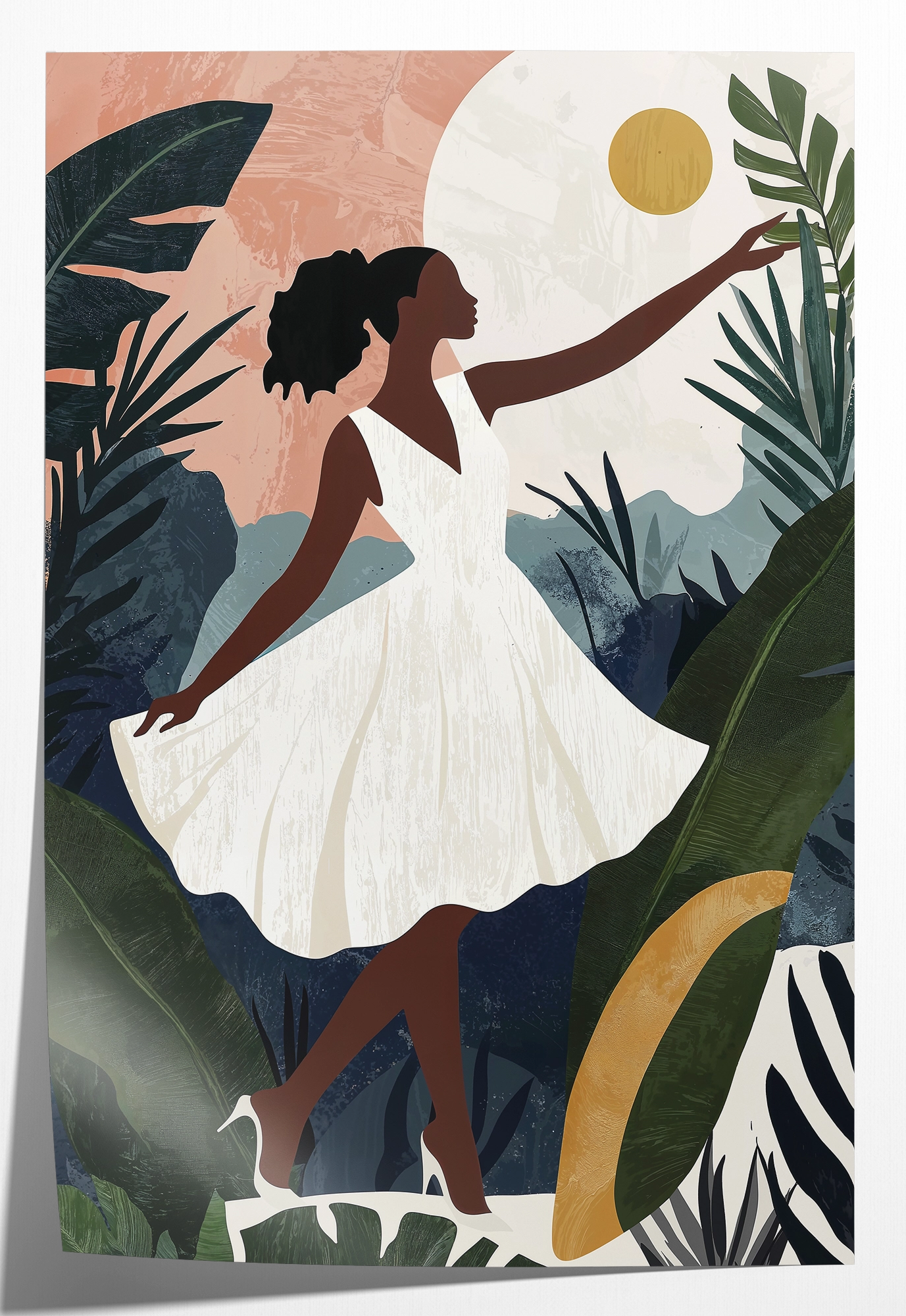 Papieren poster Sophia: vrouw in witte jurk tussen tropische bladeren met een gele zon.