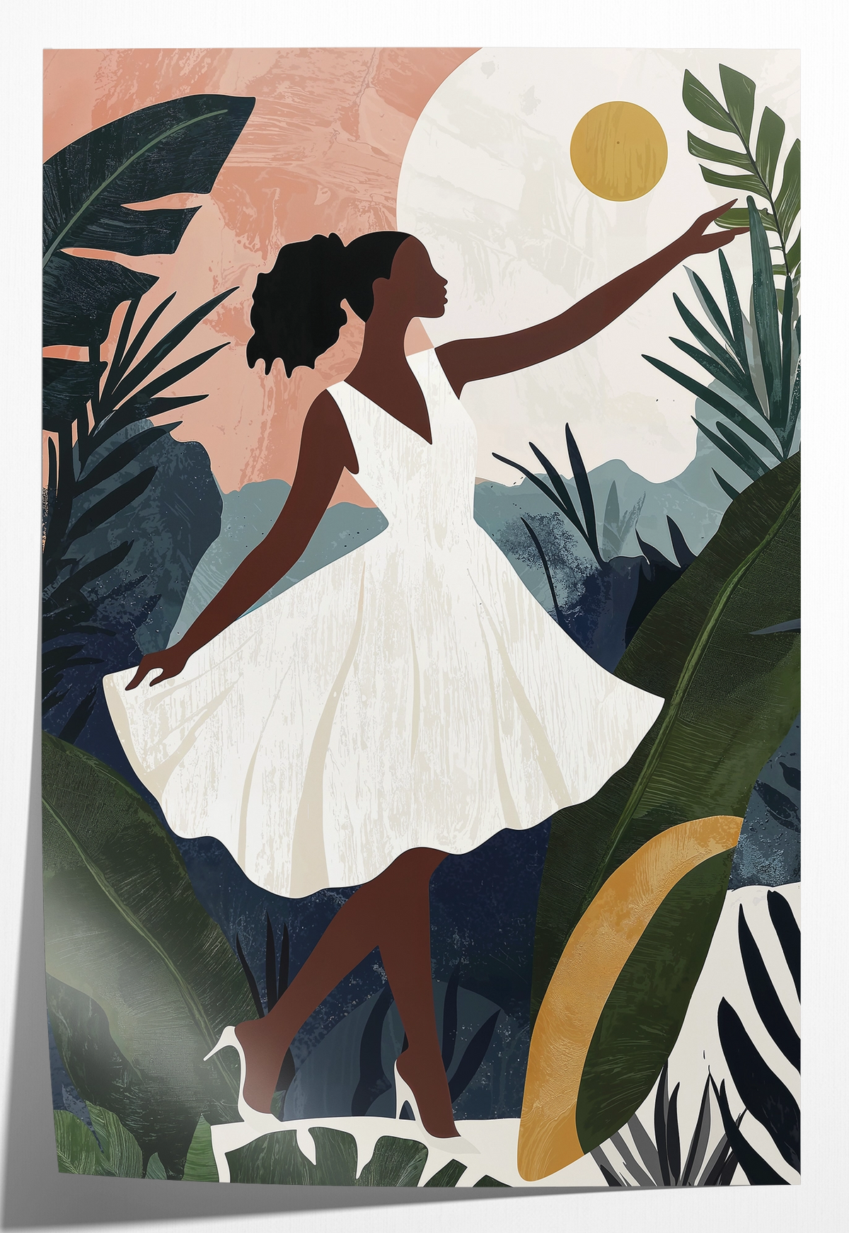 Papieren poster Sophia: vrouw in witte jurk tussen tropische bladeren met een gele zon.