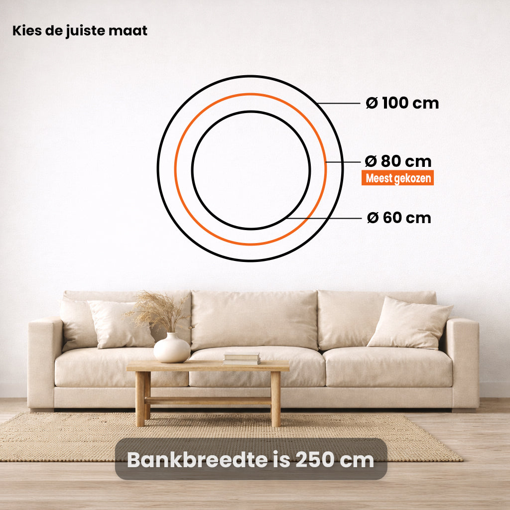 Drie zwarte cirkels met oranje randen tonen muurcirkel groottes van 60, 80 en 100 cm boven een bank.