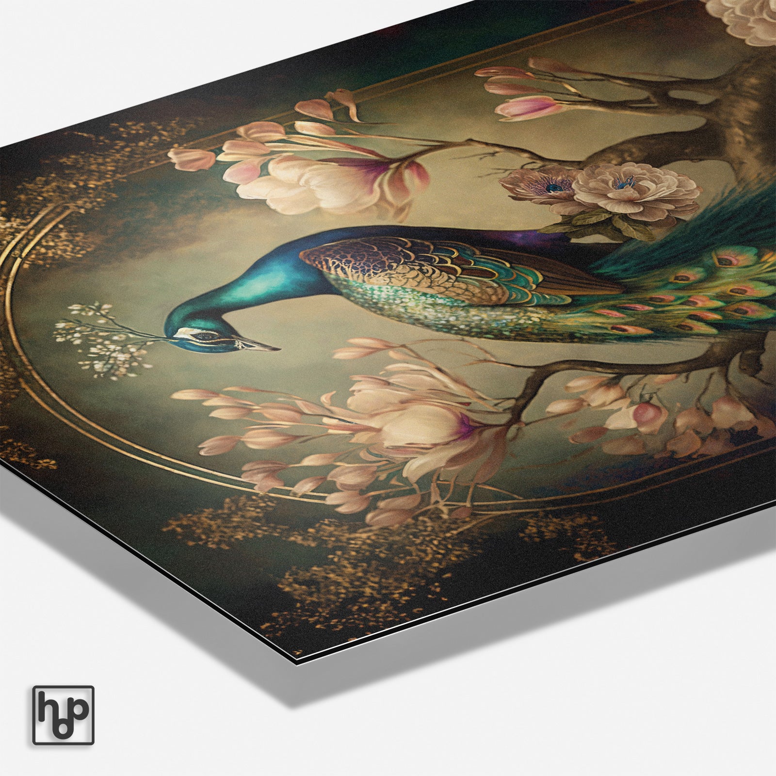 Staande botanische poster met majestueuze pauw, weelderige bloemen en gouden accenten, vintage jungle stijl.