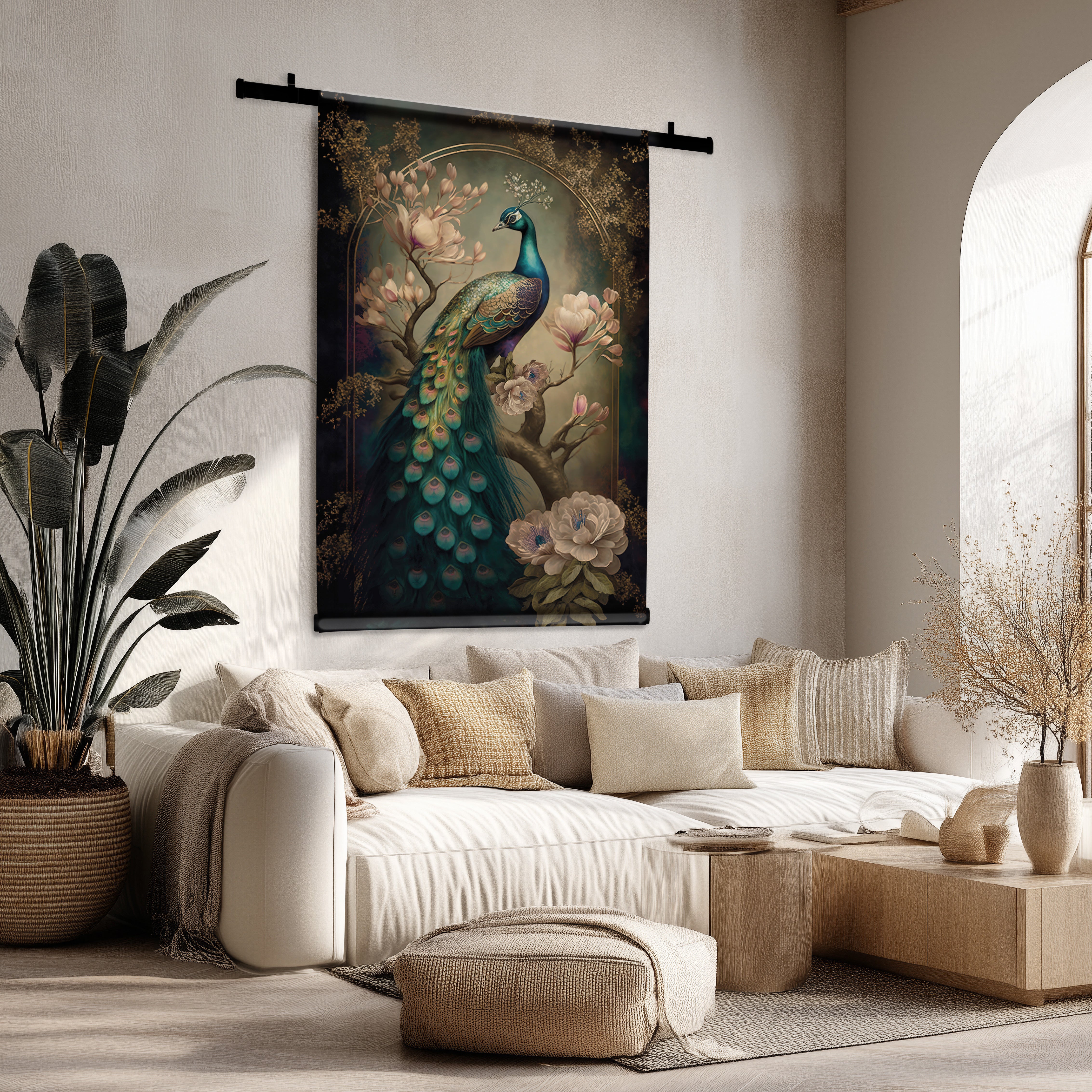 Luxe wandkleed met pauwenmotief en magnolia's, hangend boven een beige bank in een lichte woonkamer.