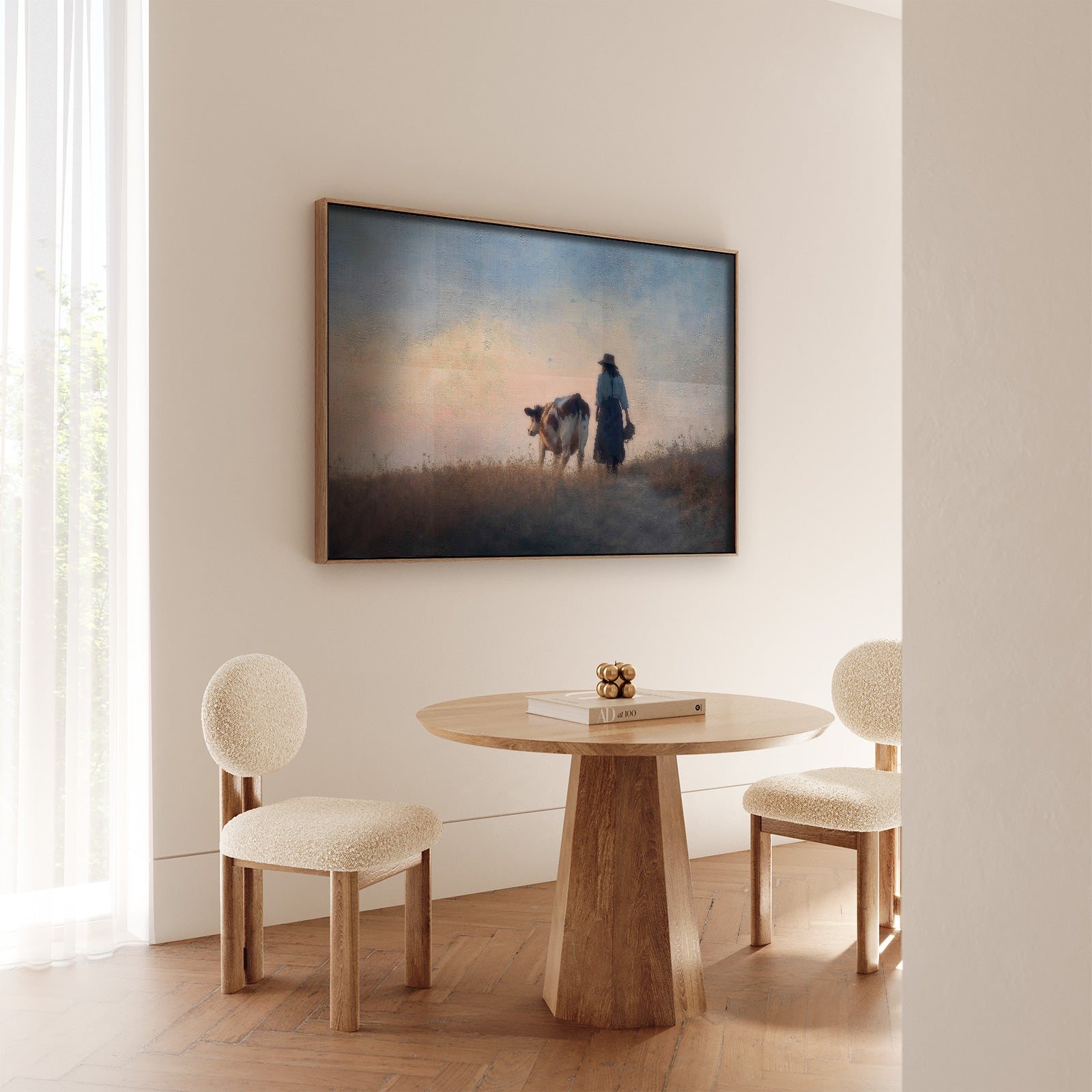 Papieren poster Meisje en de koe 2 aan de muur bij een ronde houten eettafel.