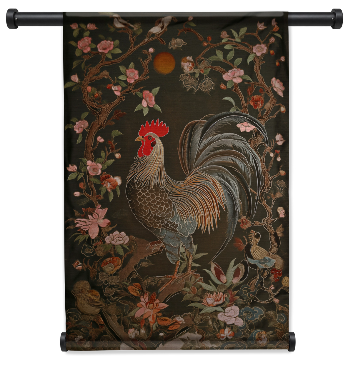 Wandkleed Rooster: haan tussen roze bloemen en groene bladeren.