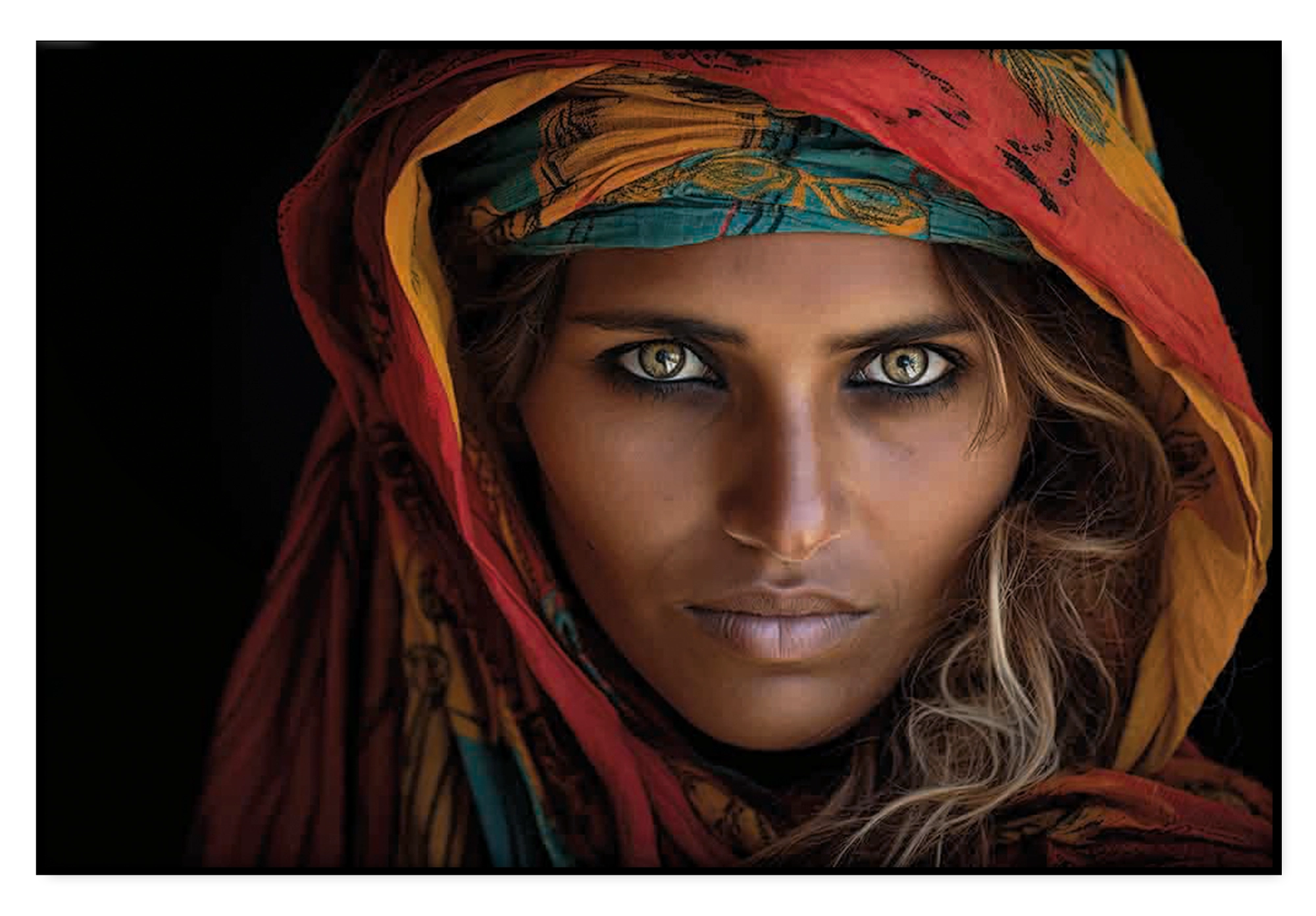 Artframe Vrouw 5: vrouwenportret met een roodbruine en turquoise hoofddoek.