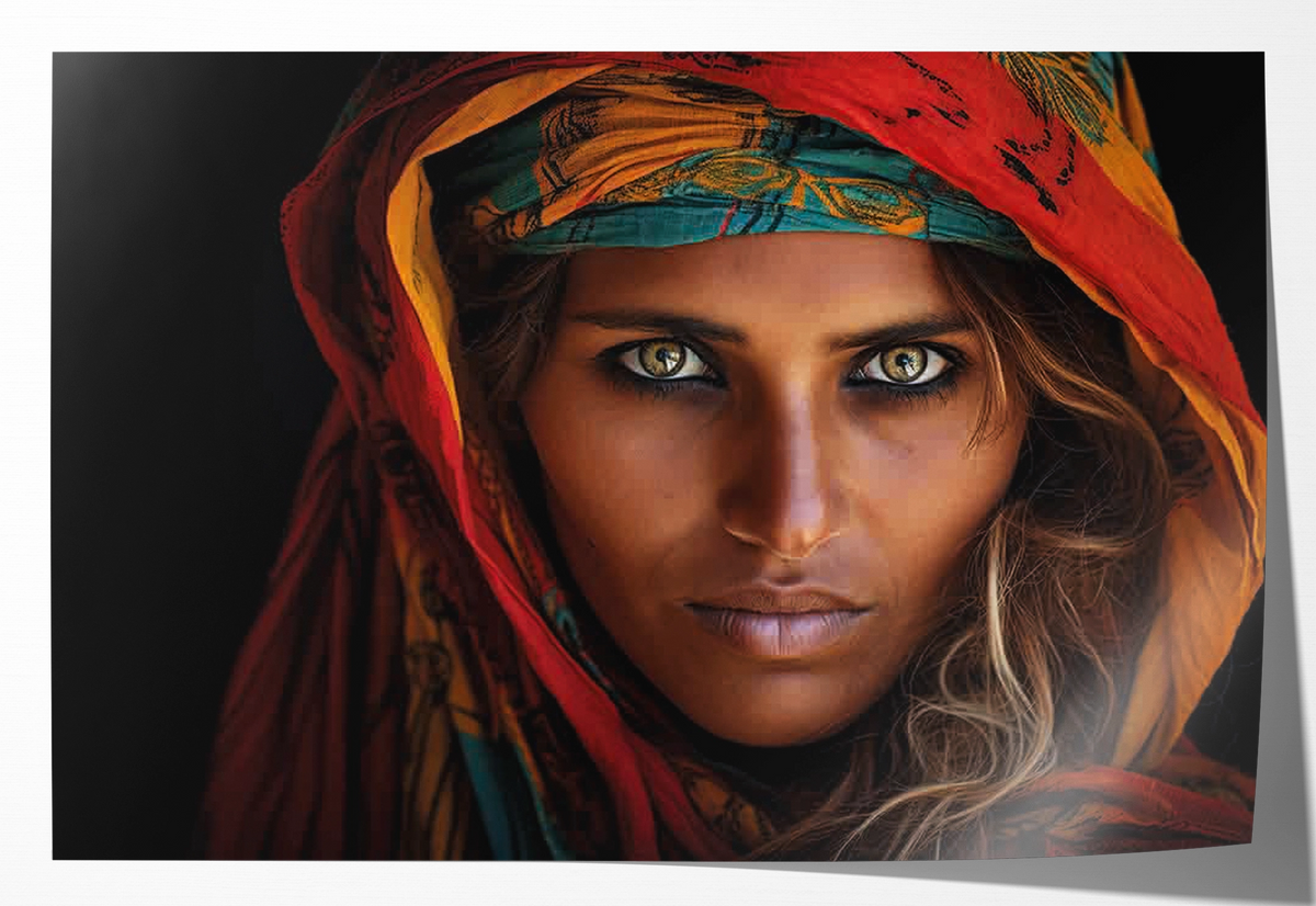 Papieren poster Vrouw 5: vrouwenportret met een roodbruine en turquoise hoofddoek.