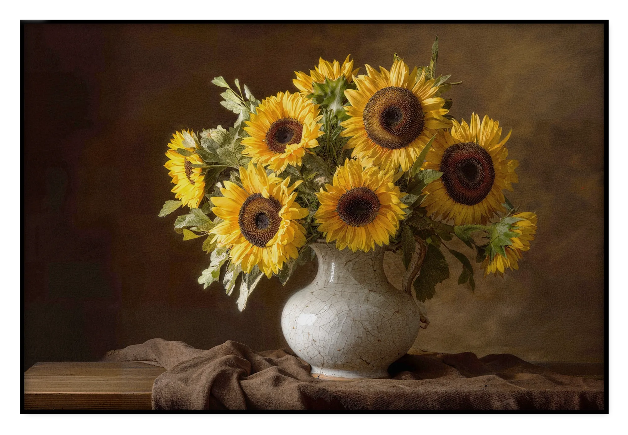 Zonnebloemen op akoestisch paneel: gele zonnebloemen in een lichte vaas op een houten tafel tegen een warme, donkere achtergrond.