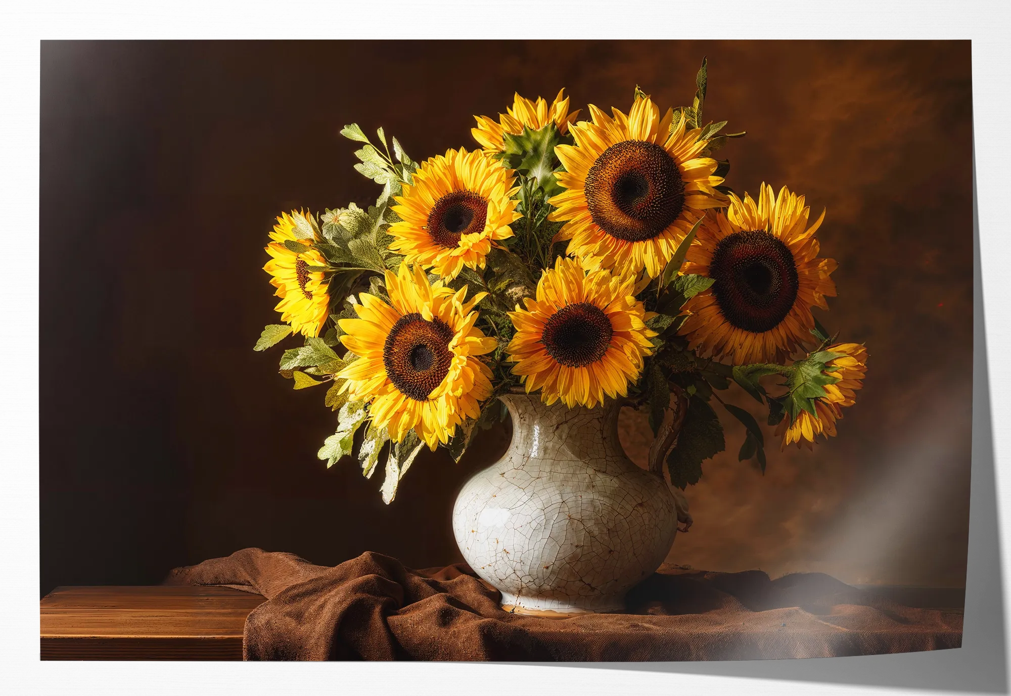 Zonnebloemen op papier: gele zonnebloemen in een lichte vaas op een houten tafel tegen een warme, donkere achtergrond.