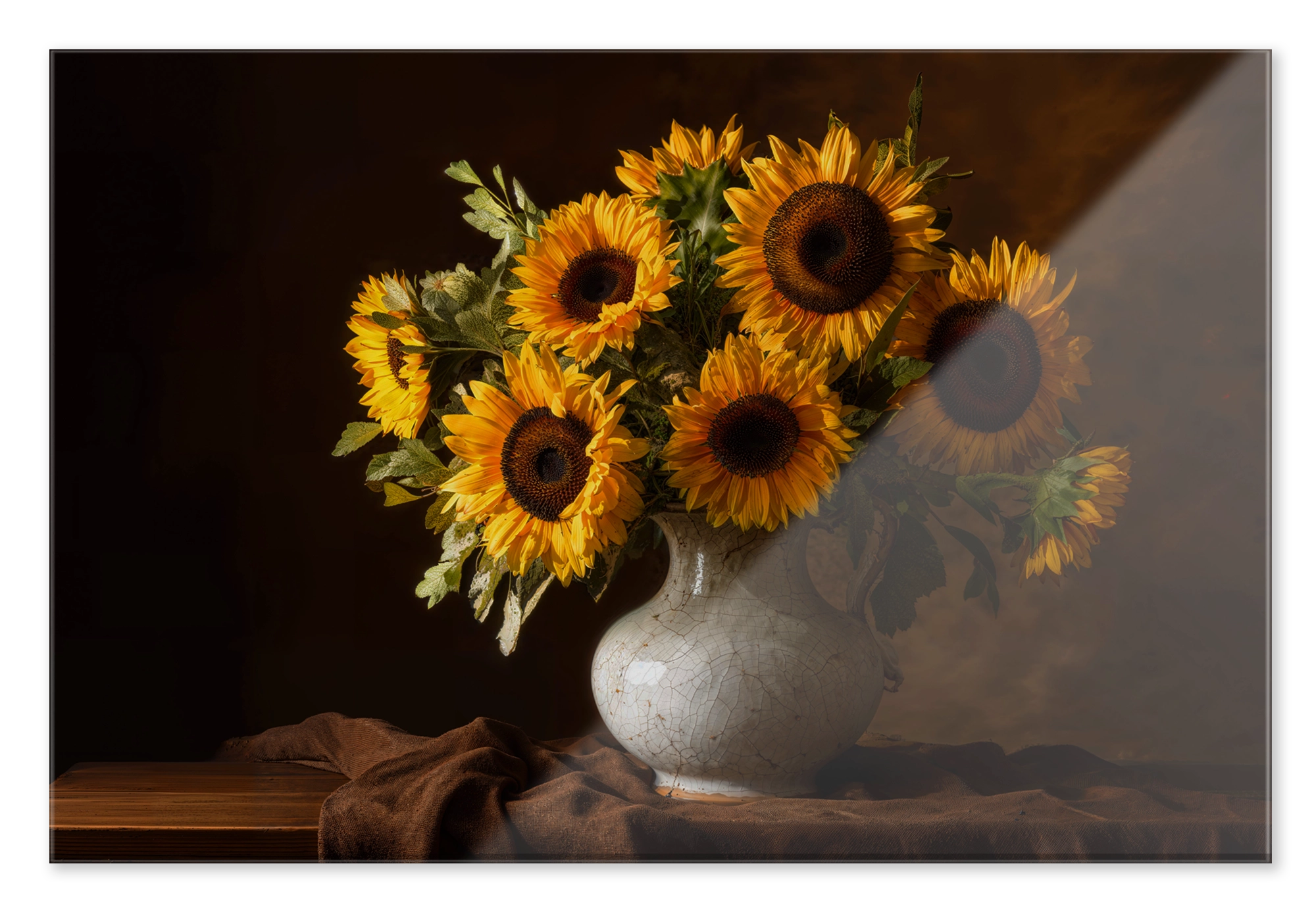 Zonnebloemen op plexiglas: gele zonnebloemen in een lichte vaas op een houten tafel tegen een warme, donkere achtergrond.